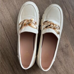 Elegant White Loafers with Gold Chain